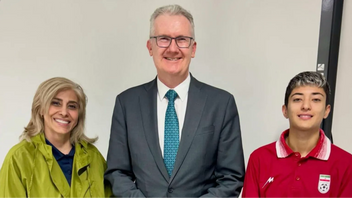 Australiens inrikesminister Tony Burke tillsammans med två medlemmar av Irans fotbollsdelegation som beviljats humanitära visum på tisdagen. Foto: Skärmdump X