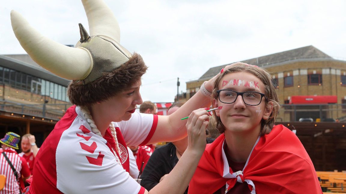 Danska fotbollsfans samlas i Vinegar Yard i södra London under onsdagen. Foto: Tony Hicks/AP/TT.