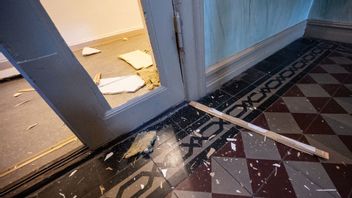 Skador efter ett inbrott i en kontorslokal i centrala Malmö där man krossat rutor och slagit hål i dörrar för att ta sig in. Foto: Johan Nilsson / TT 