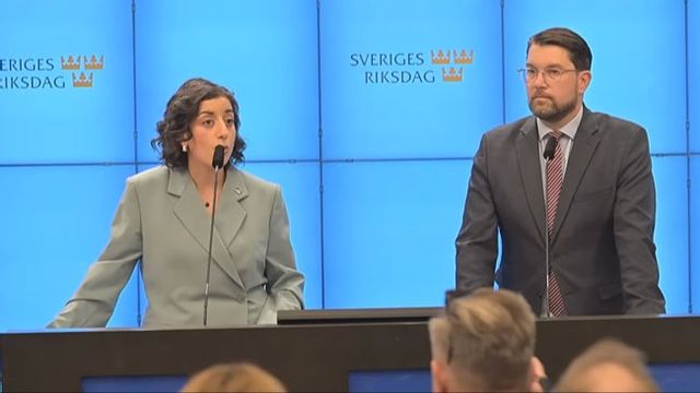 Från pressträffen förra fredagen. Foto: Skärmbild YouTube.