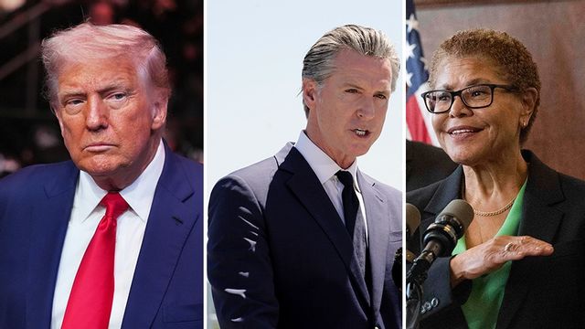 Donald Trump kallar Kaliforniens guvernör Gavin Newsom (D) och LA:s borgmästare Karen Bass (D) för inkompetenta. Foto: Frank Franklin II/Rich Pedroncelli/Drew A. Kelley/AP/TT
