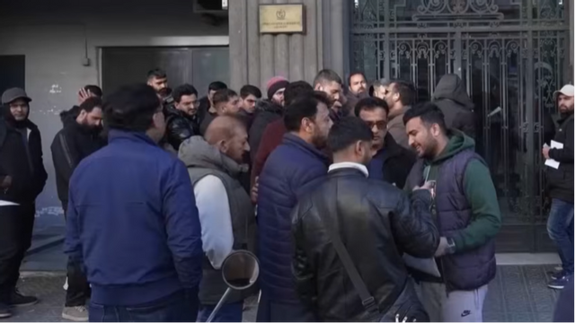 Migranter väntar utanför ett kontor i Spanien. Foto: Fakismil / Youtube