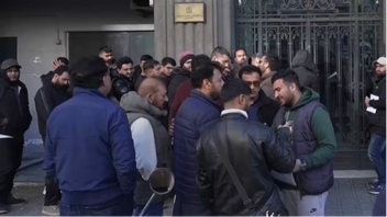 Migranter väntar utanför ett kontor i Spanien. Foto: Fakismil / Youtube