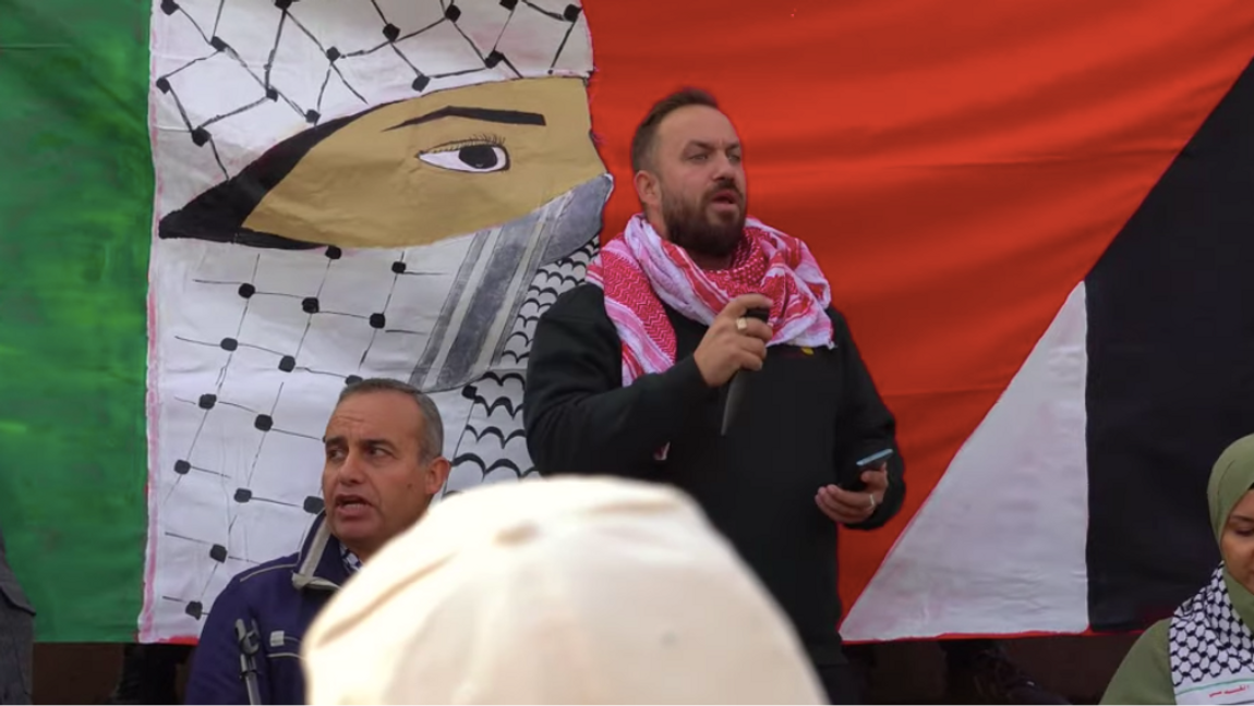 Kristofer Lundberg, ordförande för Vänsterpartiet i Angered, vid en propalestinsk demonstration i Göteborg. Foto: Sverigebilden Youtube 