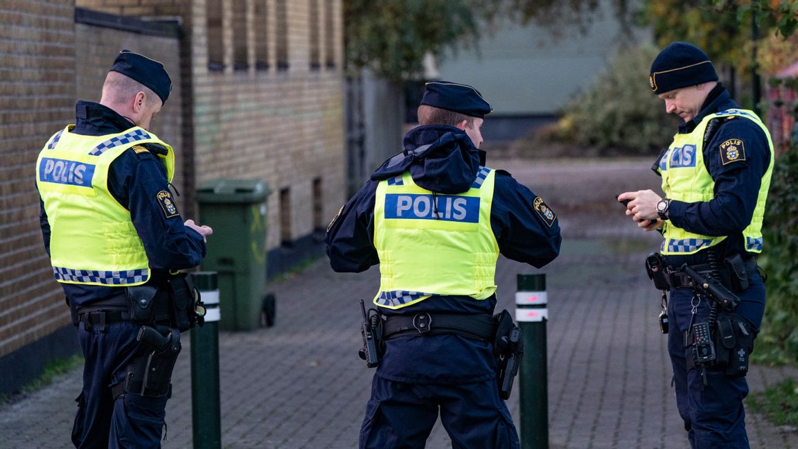 Poliser i närheten av den plats där en 17-årig pojke hittades knivhuggen i Malmö i början av november i fjol. Nu åtalas en 26-årig man misstänkt för mordet. Arkivbild. Foto: Johan Nilsson/TT.