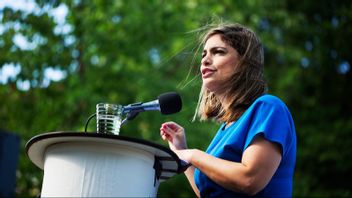 Nooshi Dadgostar (V). Foto: Agnes Stuber/Vänsterpartiet