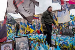 En kvinna går på tisdagen igenom minnesmärket i Kiev över stupade soldater. Foto: Dan Bashakov/AP/TT