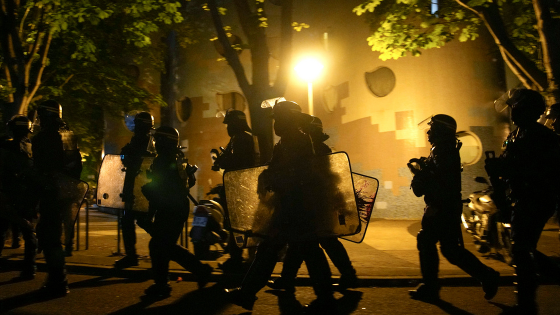 Protesterna mot att polisen skjutit ihjäl en 17-årig pojke fortsätter i Frankrike för fjärde dygnet i rad. Foto: Lewis Joly/AP/TT