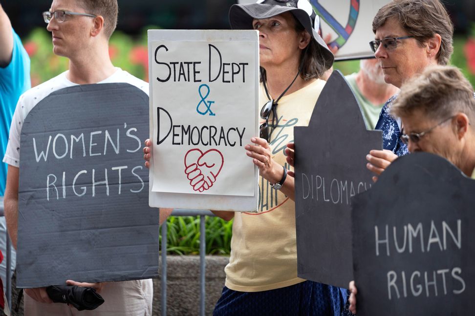 Federalt anställda demonstrerar utanför utrikesdepartementet i Washington i slutet av juni. Foto: Mark Schiefelbein/AP/TT