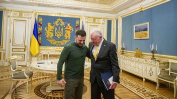 Ukrainas president Zelenskyj och USA:s sändebud Keith Kellogg. Foto: Evgeniy Maloletka/AP/TT