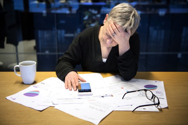 Allt fler äldre kvinnor ansöker om skuldsanering hos Kronofogden. Arkivbild. Jessica Gow/TT