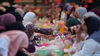 Under ramadan fastar muslimer på dagen för att sedan äta på kvällen. Foto: Vincent Thian/AP/TT