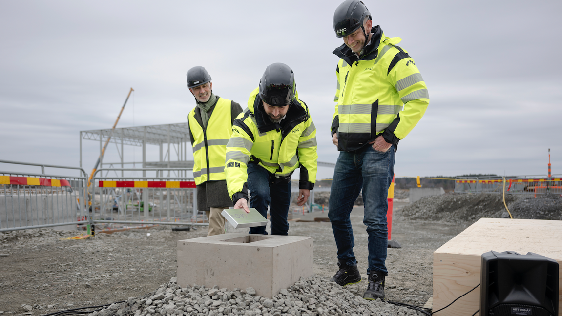 Volvo Cars vd Jim Rowan, Novo Energys vd Adrian Clarke och Northvolts förre vd Peter Carlsson vid byggstarten av batterifabriken i Torslanda 2024 - som Volvo nu tar över helt. Foto: Björn Larsson Rosvall/TT