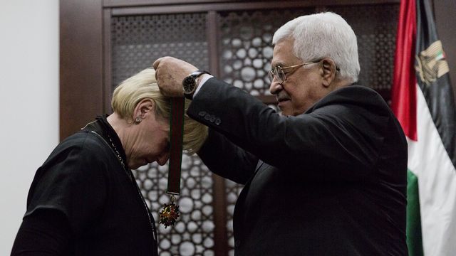 Margot Wallström får en medalj av en av världens mest kända Förintelseförnekare. Foto: Nasser Nasser/TT 