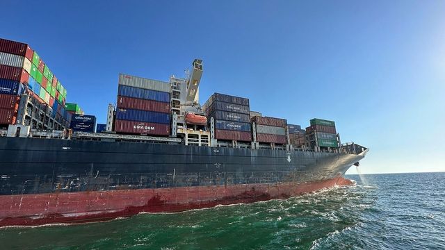 Hong Kong-flaggade containerfartyget Joseph Schulte lämnar Odessas hamn för att ge sig ut på sjökorridoren som etablerades 2023. Fartyget var lastat med över 30 000 ton bland annat livsmedel på denna resa som påbörjades 16 augusti 2023 och som avlöpte utan ryska angrepp. Foto: Presstjänsten hos Ukrainas infrastrukturministerium via AP