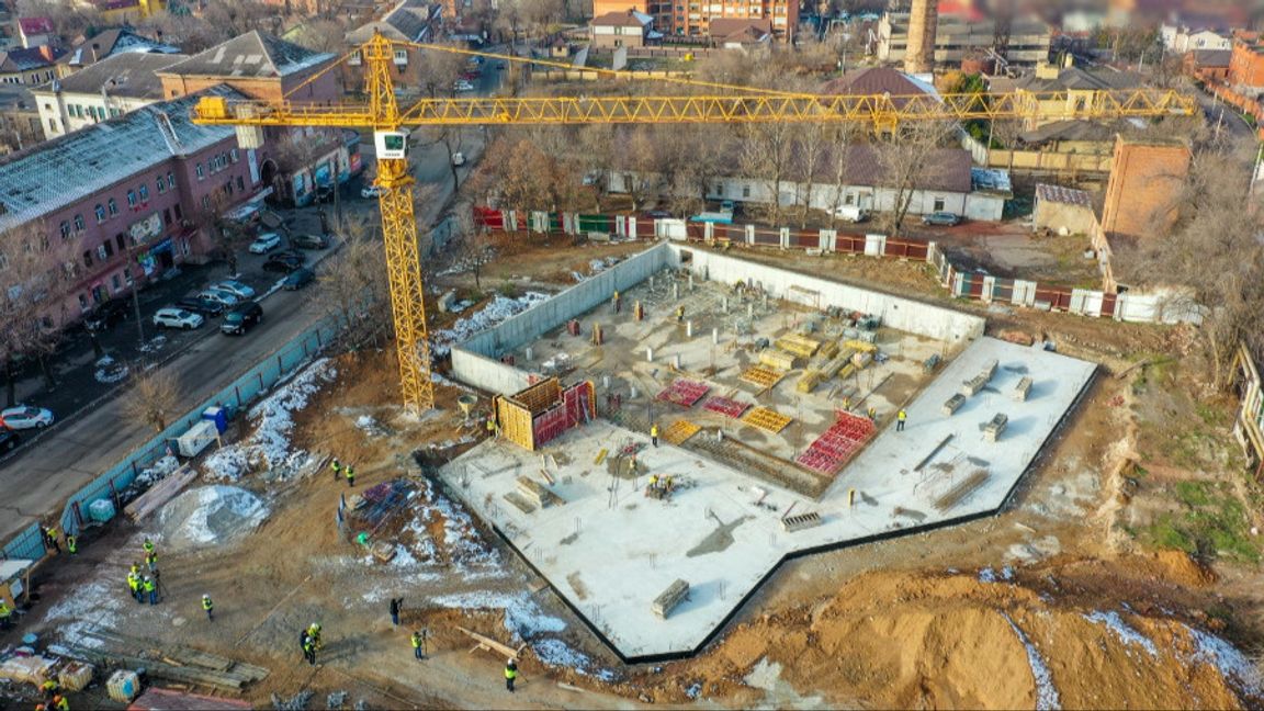 Ukrainska byggarbetare bygger en helt ny simbassäng i Kryvyj rih för det fullskaliga kriget. Foto taget den 30 November 2021, bildkälla: https://bigbud.kmu.gov.ua/