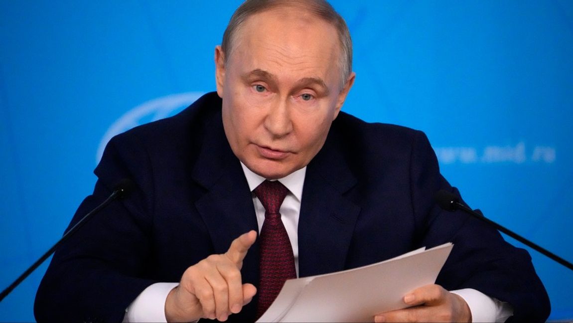 Vladimir Putin talar under fredagens möte vid det ryska utrikesdepartementet. FOto: ALEXANDER ZEMLIANICHENKO/AP/TT