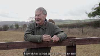 När Rupert Lowe talar till det brittiska folket väljer han den engelska landsbygden som bakgrund Skärmdump från Youtube