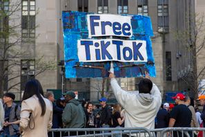 Lagen om att förbjuda Tiktok antogs i april i fjol. Arkivbild. Ted Shaffrey/AP/TT