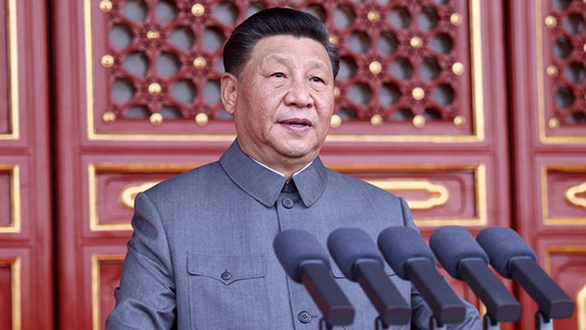 Xi Jinping håller tal inför cirka 70 000 åskådare i Peking. Foto: Ju Peng/AP/TT.