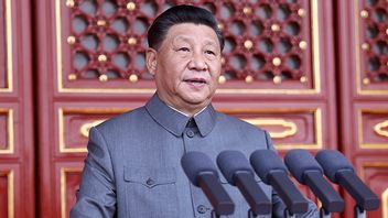 Xi Jinping håller tal inför cirka 70 000 åskådare i Peking. Foto: Ju Peng/AP/TT.