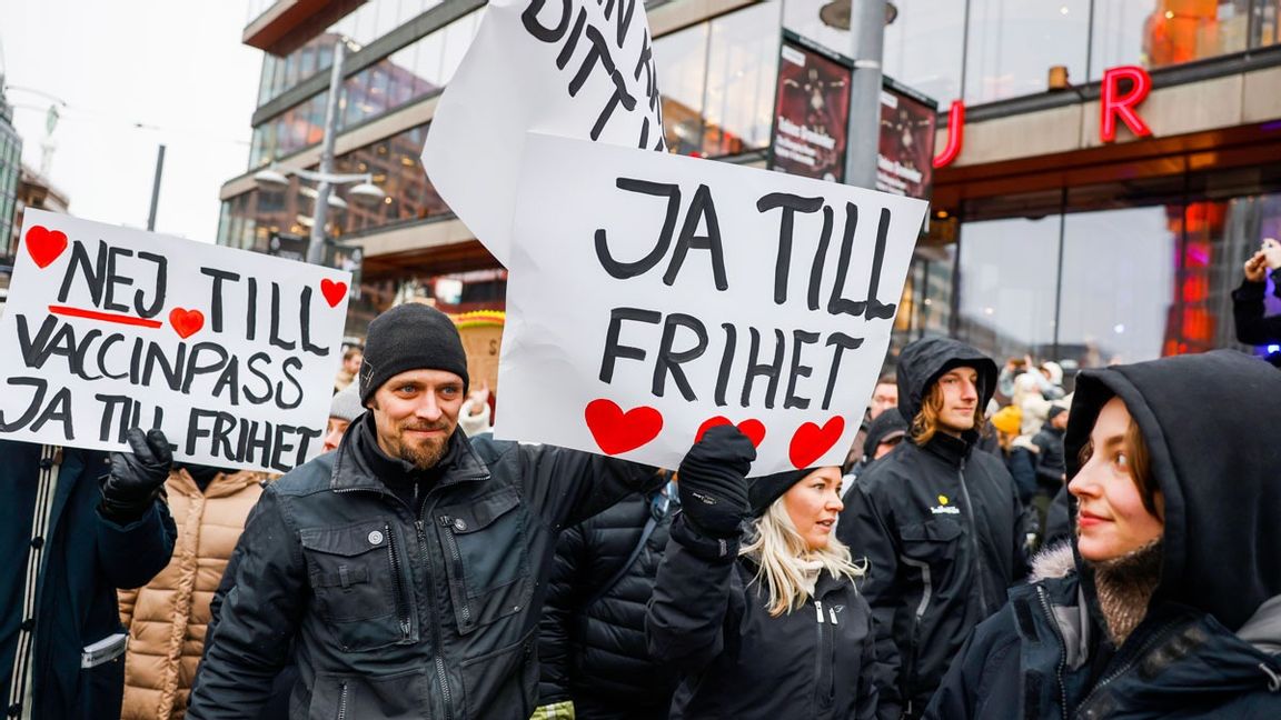 Vaccinmotståndare manifesterar på temat ”för ett fritt Sverige utan vaccinpass”. Bakom evenemanget står organisationen Frihetsrörelsen. Demonstranterna i Stockholm samlades på Norrmalmstorg i city och tågade därefter längs Hamngatan till Sergels torg. Foto: Fredrik Persson/TT