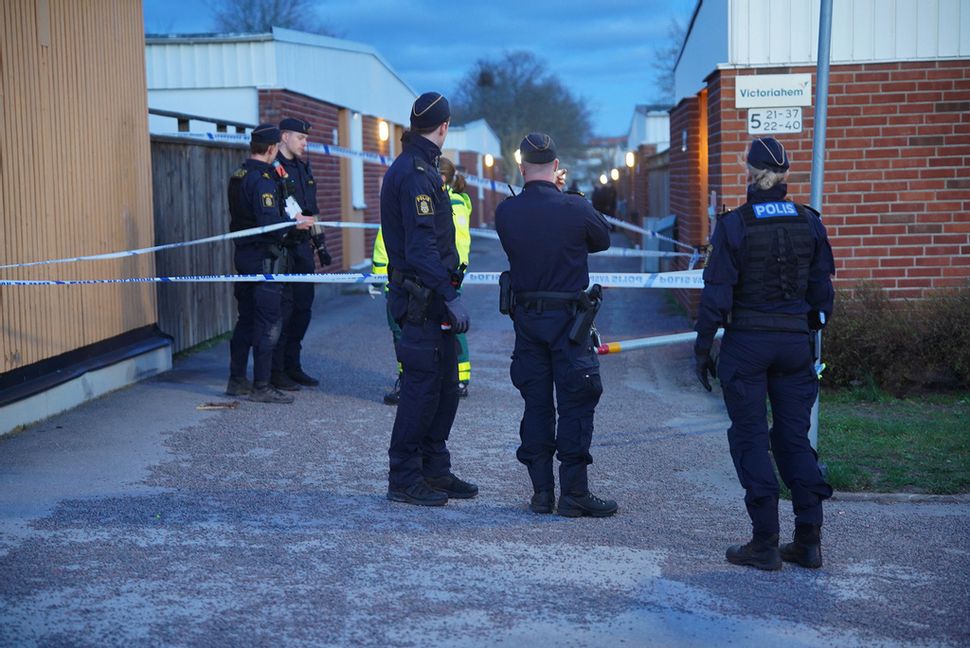 Poliser vid platsen där den 16-årige killen mördades. Arkivbild. Foto: Niklas Luks/TT