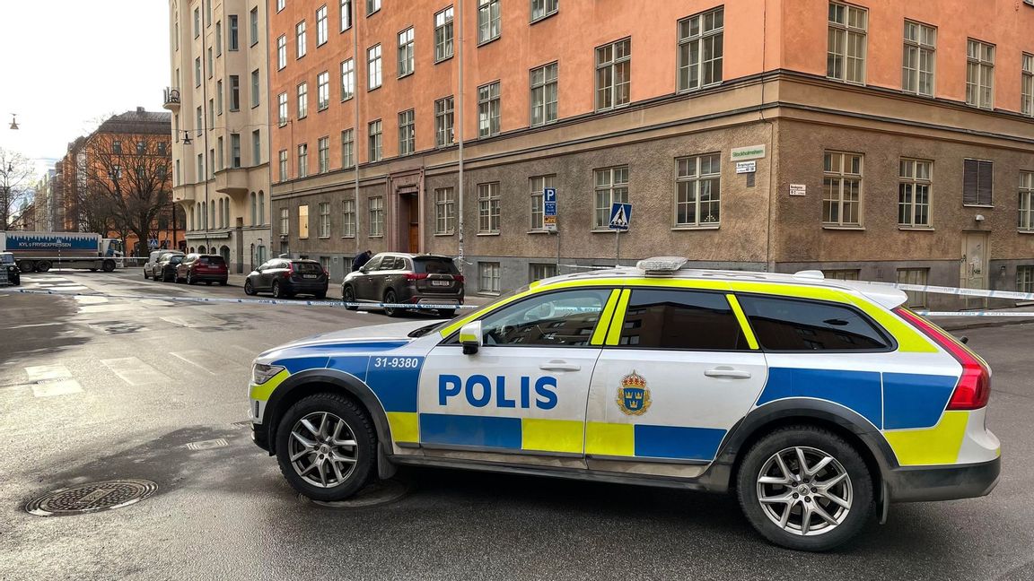 En av polisens avspärrningar på Södermalm under lördagsförmiddagen. Foto: Erik Paulsson Rönnbäck/TT.