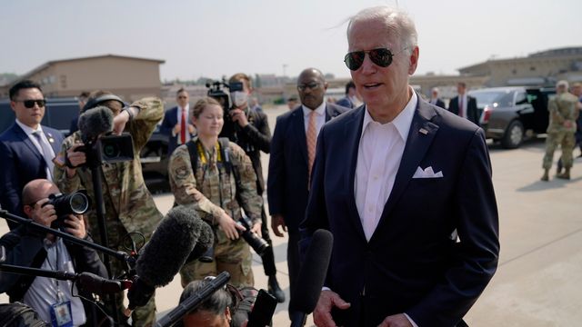 Joe Biden pratar med pressen i Sydkorea. Foto: Evan Vucci/AP/TT  