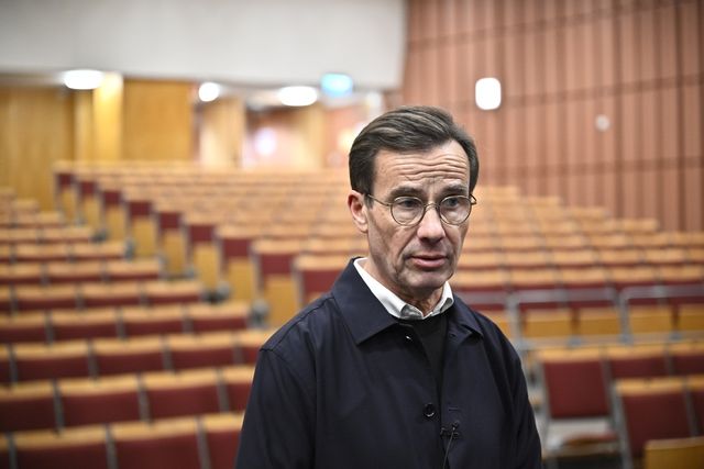 Statsminister Ulf Kristersson (M) på ett besök på Rudbecks gymnasium i Sollentuna på tisdagen. Foto: Christine Olsson/TT