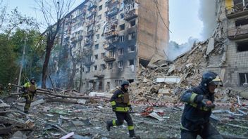 Ukrainska räddningstjänstmedarbetare springer för att ta skydd när en ny rysk attackvåg påbörjas mot Kiev mitt under räddningsarbetet vid ett träffat bostadshus morgonen den 17 juni 2025. Foto: AP Photo/Efrem Lukatsky