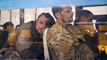 Ukrainska soldater på en buss efter att ha evakuerats från stålverket Azovstal i Mariupol. Foto: Aleksej Aleksandrov/AP/TT