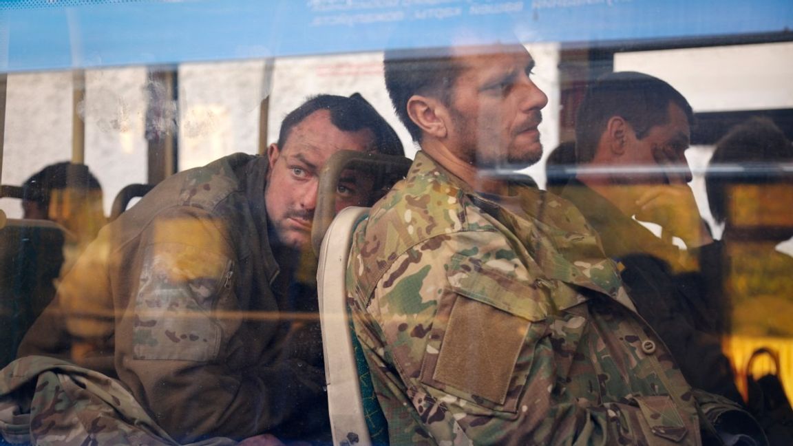 Ukrainska soldater på en buss efter att ha evakuerats från stålverket Azovstal i Mariupol. Foto: Aleksej Aleksandrov/AP/TT