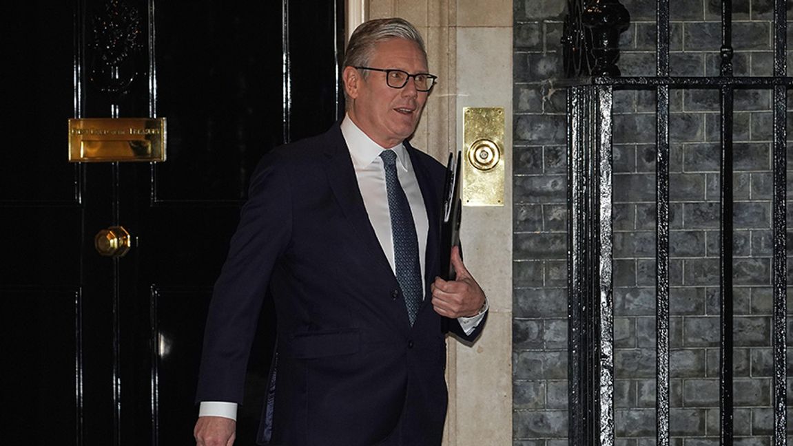 Keir Starmer lämnar 10 Downing Street på måndagskvällen. Foto: Alberto Pezzali/AP/TT