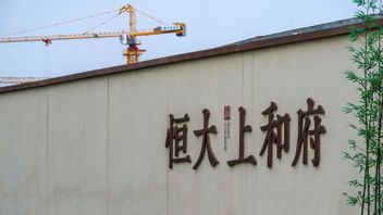 A construction crane stands on a new housing development project by Evergrande in Beijing. Photo: Andy Wong/AP/TT