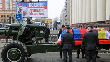 Soldater vid den ryske översten Vladimir Zhogas kista i Donetsk i östra Ukraina den 7 mars. Foto: AP