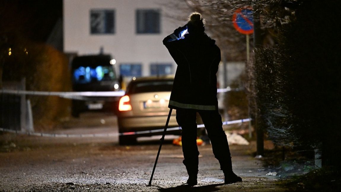 Polisen arbetar på platsen, där två personer sköts på lördagskvällen. Foto: BJÖRN LARSSON ROSVALL/TT