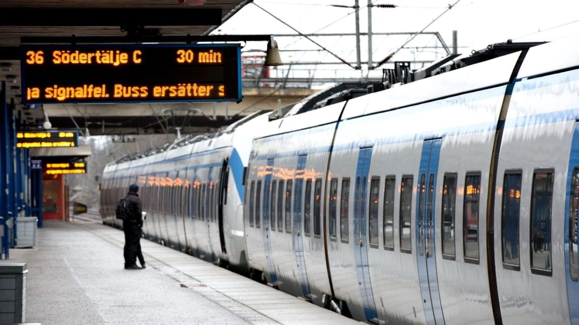 Fyra män döms till fängelse för en gruppvåldtäkt som skedde i närheten av Flemingsbergs pendeltågstation i somras. Foto: Pontus Lundahl/