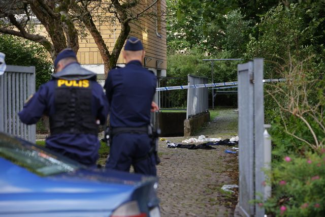 Polis på plats i Bagaregården i Göteborg efter skjutningen i juli. Arkivbild. Thomas Johansson/TT