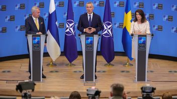 Finlands utrikesminister Pekka Haavisto, Natos generalsekreterare Jens Stoltenberg och Sveriges före detta utrikesminister Ann Linde. Foto: Olivier Matthys/AP/TT