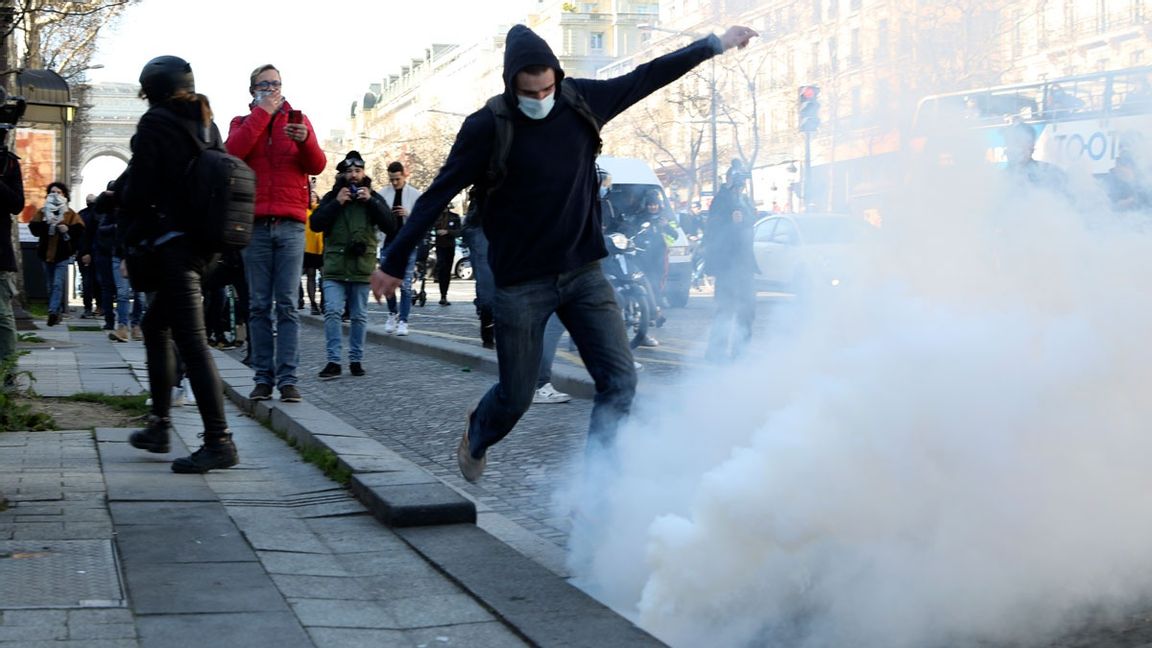 Polisen kastar tårgas på demonstranter i Paris. Foto: Adrienne Surprenant/AP