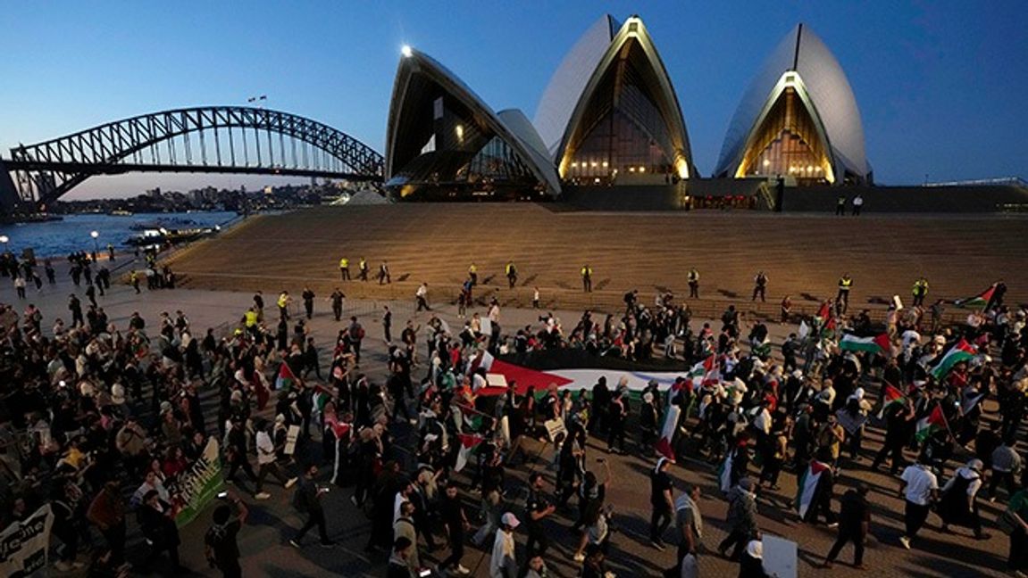 Israeliska flaggor brändes och slagord som ”Gasa judarna” skanderades vid den pro-palestinska protesten i Sydney. Foto: Rick Rycroft/AP/TT