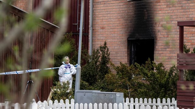 En mamma och ett barn i förskoleålder skadades svårt efter en sprängattack. Polisen misstänker att det var fel hus som anfölls. Foto: Anders Wiklund/TT 