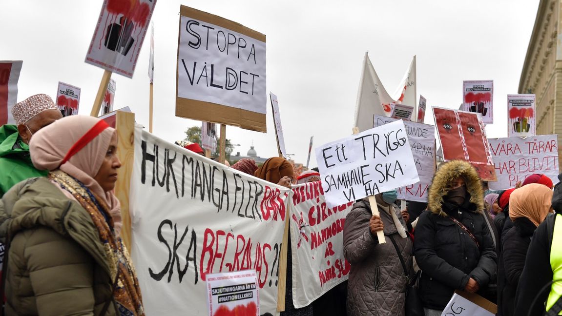 Mammornas demonstration mot skjutningarna på Mynttorget i Stockholm. Foto: Duygu Getiren / TT