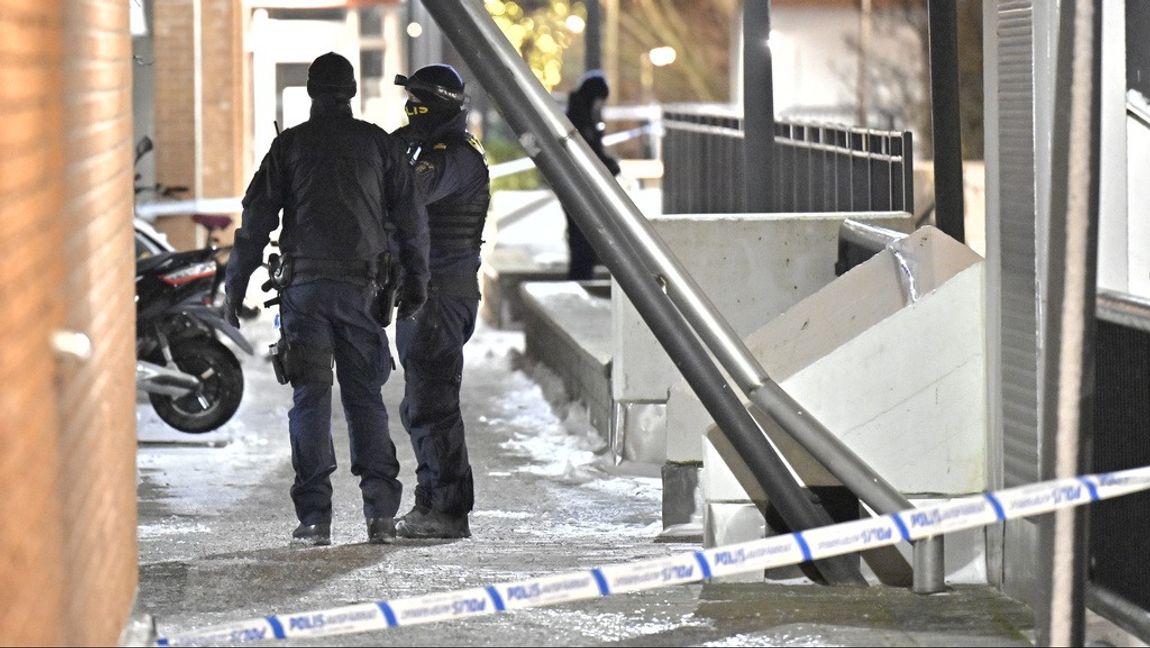 Polis på plats i det område där en skadad man hittades strax före midnatt. Foto: Johan Nilsson/TT