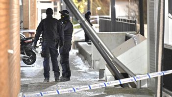Polis på plats i det område där en skadad man hittades strax före midnatt. Foto: Johan Nilsson/TT