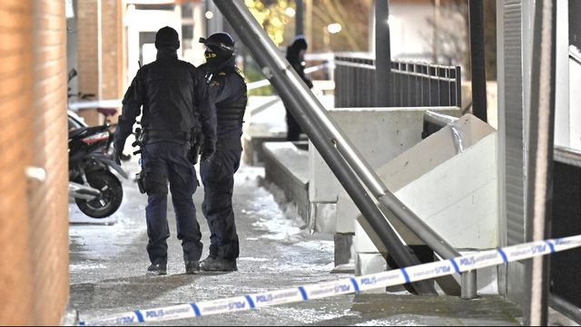 Polis på plats i det område där en skadad man hittades strax före midnatt. Foto: Johan Nilsson/TT