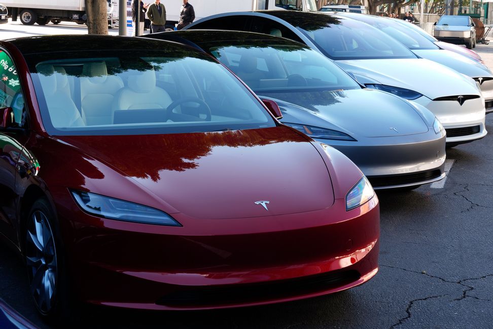 Tesla får kritik för sitt självkörande system som inte stannar vid järnvägskorsningar. Arkivbild. Foto: Damian Dovarganes/AP/TT