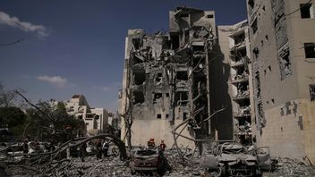 Ett bostadshus träffades av en iransk raket. Foto: AP