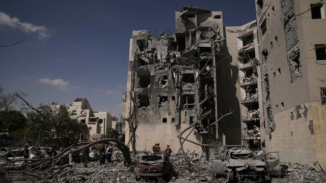 Ett bostadshus träffades av en iransk raket. Foto: AP